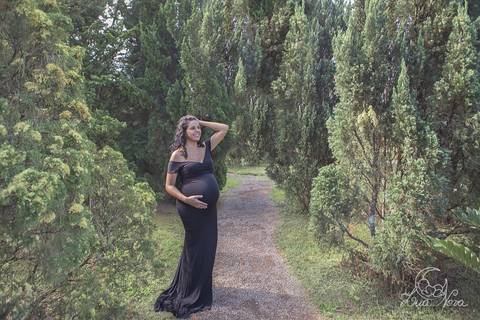 pinheiros ponte de madeira e gestante no jardim botanico com vestido preto e coroa de flores brasilia df grávida book marido papai'