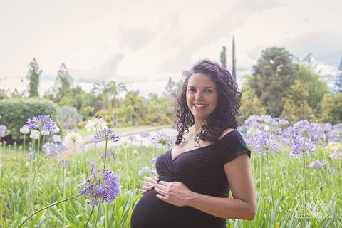 pinheiros ponte de madeira e gestante no jardim botanico com vestido preto e coroa de flores brasilia df grávida book marido papai flores'