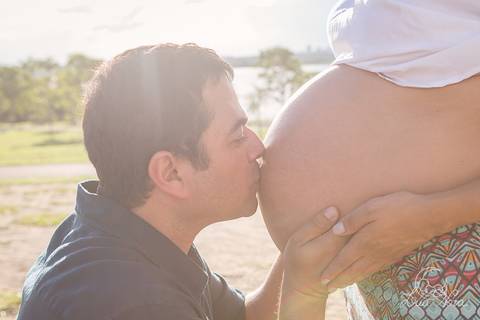 ermida dom bosco gestante usando branco  por do sol brasilia df grávida book marido papai beijando barriga pai'