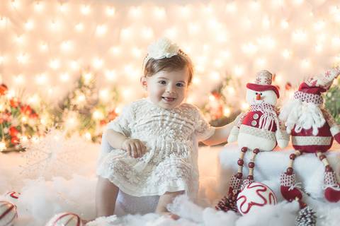ensaio de natal natalino gabi bebê gabriela 6 meses luzes de natal papai noel boneco de neve roupa branca sentada neve no chão pisca pisca bokeh brasilia df boke acompanhamento'