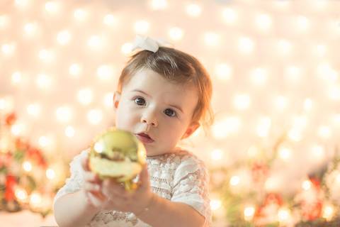 ensaio de natal natalino gabi bebê gabriela 6 meses luzes de natal papai noel boneco de neve sentada neve no chão pisca pisca bokeh boke segurando bola dourada roupa branca brasilia df acompanhamento'