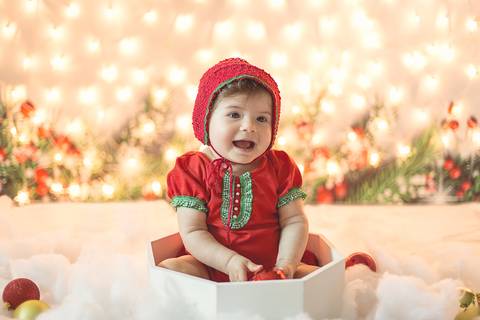 ensaio de natal natalino gabi bebê gabriela 6 meses luzes de natal papai noel boneco de neve sentada neve no chão pisca pisca bokeh boke roupa vermelha com verde brasilia df acompanhamento'