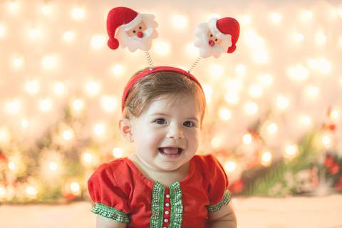 ensaio de natal natalino gabi bebê gabriela 6 meses luzes de natal papai noel boneco de neve sentada neve no chão pisca pisca bokeh boke tiara de papai noel brasilia df acompanhamento'