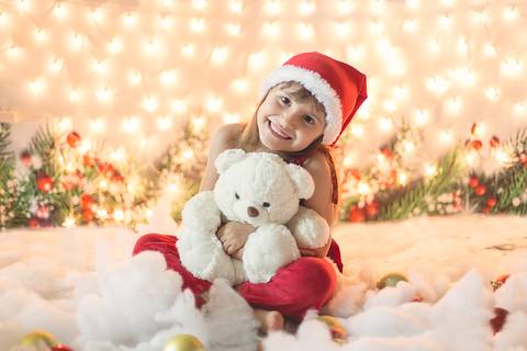 ensaio de natal natalino gabi bebê gabriela 6 meses luzes de natal papai noel boneco  brasilia df de neve sentada neve no chão pisca pisca bokeh boke irma giovanna infantil crianca 4 anos abraçando urso branco acompanhamento'