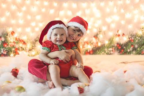 ensaio de natal natalino gabi bebê gabriela 6 meses luzes de natal papai noel boneco de neve sentada neve no chão pisca pisca bokeh boke irma giovanna infantil crianca 4 anos abraçando urso branco irmãs abraçando sorrindo brasilia df acompanhamento'