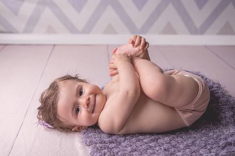 gabriela gabi 6 meses baby brasilia acompanhamento bebe bebê anjo asa de anjo sorrindo placa de giz sorrindo primeiros dentes segurando o pé'
