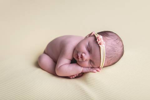 womb taco  barriga  pés cruzados pra baixo newborn brasilia df amarelo com rosa  manta amarela recem nascido recém nascido baby bebê pequeno novo nascimento dormindo pose'