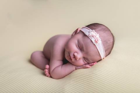 womb taco barriga pra baixo newborn brasilia df amarelo com rosa recem nascido recém nascido baby bebê pé  manta amarela aparecendo dedinhos pequeno novo nascimento dormindo pose'