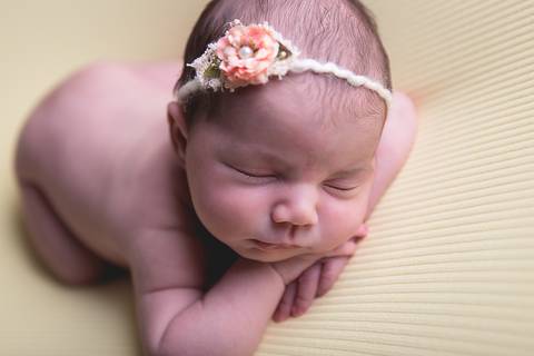 womb taco barriga pra baixo newborn brasilia df amarelo com rosa recem nascido recém nascido baby bebê pequeno novo nascimento dormindo pose mão no queixo bracinho manta amarela '