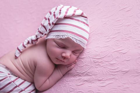 womb taco barriga pra baixo newborn brasilia df amarelo com rosa recem nascido recém nascido baby bebê pequeno novo nascimento dormindo pose mão no queixo bracinho pose do bumbum manta rosa toca soneca listrada branca com rosa'