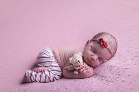 womb taco barriga pra baixo newborn brasilia df amarelo com rosa recem nascido recém nascido baby bebê pequeno novo nascimento dormindo pose mão no queixo bracinho pose do bumbum manta rosa toca soneca listrada branca com rosa ursinho de natal'