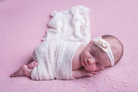 womb taco barriga pra baixo newborn brasilia df amarelo com rosa recem nascido recém nascido baby bebê pequeno novo nascimento dormindo pose mão no queixo bracinho pose do bumbum manta rosa toca soneca listrada branca com rosa wrap tecido branco'