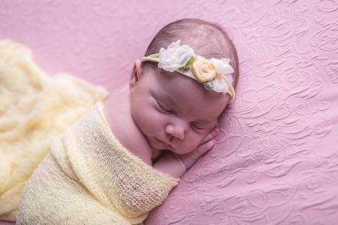 womb taco barriga pra baixo newborn brasilia df amarelo com rosa recem nascido recém nascido baby bebê pequeno novo nascimento dormindo pose mão no queixo bracinho pose do bumbum manta rosa toca soneca listrada branca com rosa wrap tecido amarelo'