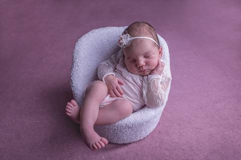 newborn brasilia df amarelo com rosa recem nascido recém nascido baby bebê pequeno novo nascimento dormindo pose mão no queixo bracinho pose do bumbum manta rosa toca soneca listrada branca com rosa baby chair posing pod body de renda mão no queixo'