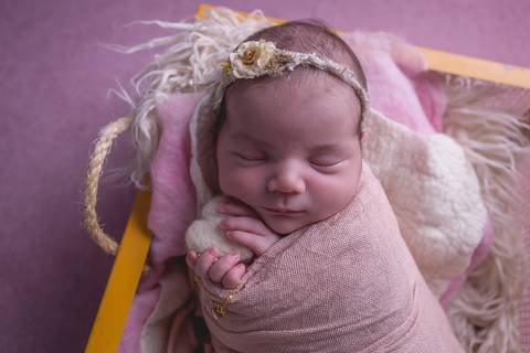 newborn brasilia df amarelo com rosa recem nascido recém nascido baby bebê pequeno novo nascimento dormindo pose mão no queixo bracinho pose do bumbum manta rosa toca soneca listrada branca com rosa segurando coração wrap enrolado pano feltragem pulseira'