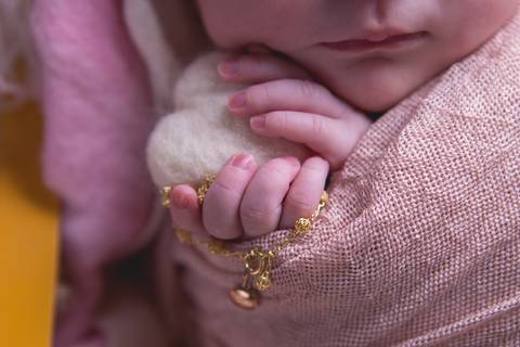 newborn brasilia df amarelo com rosa recem nascido recém nascido baby bebê pequeno novo nascimento dormindo pose mão no queixo bracinho pose do bumbum manta rosa toca soneca listrada branca com rosa segurando coração wrap enrolado pano feltragem pulseira'