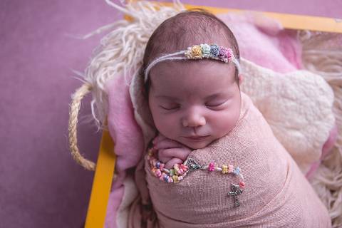 newborn brasilia df amarelo com rosa recem nascido recém nascido baby bebê pequeno novo nascimento dormindo pose mão no queixo bracinho pose do bumbum manta rosa toca soneca listrada branca com rosa segurando coração wrap enrolado pano terço colorido'