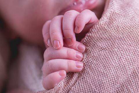 newborn brasilia df amarelo com rosa recem nascido recém nascido baby bebê pequeno novo nascimento dormindo pose mão no queixo bracinho pose do bumbum manta rosa toca soneca listrada branca com rosa segurando coração wrap enrolado pano macro mão dealhe'