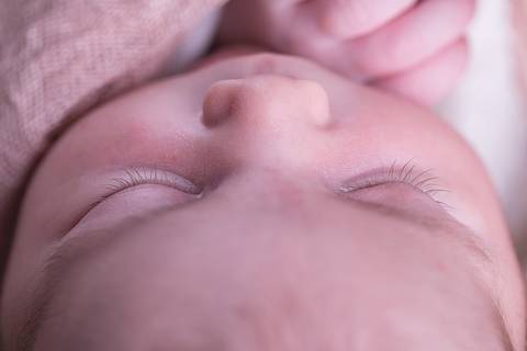 newborn brasilia df amarelo com rosa recem nascido recém nascido baby bebê pequeno novo nascimento dormindo pose mão no queixo bracinho pose do bumbum manta rosa toca soneca listrada branca com rosa segurando coração wrap enrolado pano detalhe macro cílio'