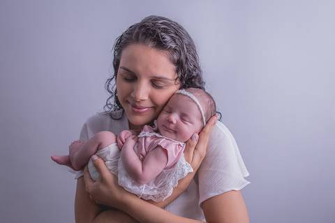 newborn brasilia df amarelo com rosa recem nascido recém nascido baby bebê pequeno novo nascimento dormindo pose bracinho pose do bumbum manta rosa toca soneca listrada branca com rosa segurando coração wrap enrolado pano mamãe barriga pra cima'