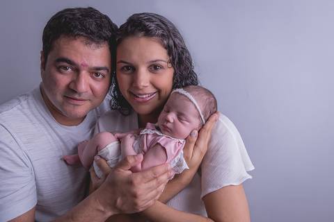 newborn brasilia df amarelo com rosa recem nascido recém nascido baby bebê pequeno novo nascimento dormindo pose bracinho pose do bumbum manta rosa toca soneca listrada branca com rosa segurando coração enrolado pano mamãe barriga pra cima papai casal'