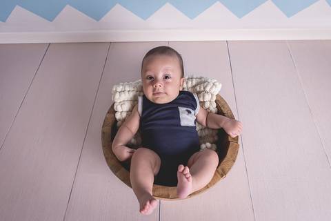 vitor bebe baby book acompanhamento 4 meses azul mardinho azul claro piso de madeira brasilia df'