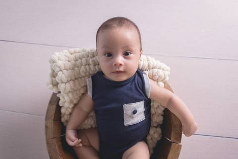 vitor bebe baby book acompanhamento 4 meses azul mardinho azul claro piso de madeira brasilia df'