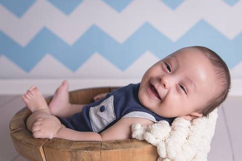 vitor bebe baby book acompanhamento 4 meses azul mardinho azul claro piso de madeira brasilia df sorrindo sorridente'