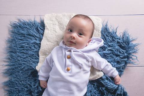 vitor bebe baby book acompanhamento 4 meses azul mardinho azul claro piso de madeira brasilia df pelo azul falso flokati roupa branca'