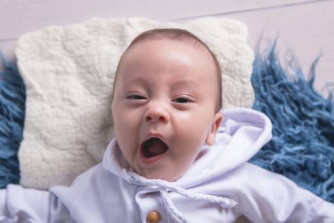 vitor bebe baby book acompanhamento 4 meses azul mardinho azul claro piso de madeira brasilia df pelo azul falso flokati roupa branca bocejando'