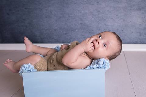 vitor bebe baby book acompanhamento 4 meses azul mardinho azul claro piso de madeira brasilia df pelo azul falso flokati roupa branca mão na boca caixa azul macacão bege'