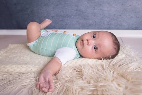 acompanhamento 4 meses azul mardinho azul claro piso de madeira brasilia df pelo azul falso flokati roupa branca mão na boca caixa azul macacão bege macacão body verde claro'