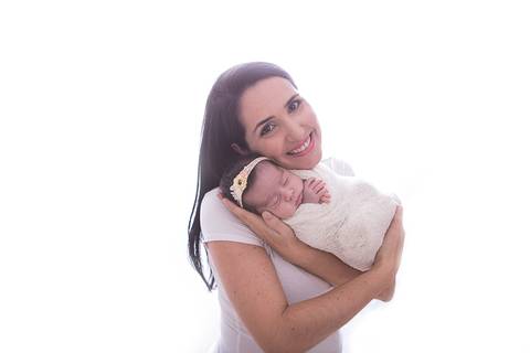 newborn recém nascido nascida baby bebê pequeno poucos dias novo nascimento book família foto mamãe mãe amarelo wrap enrolada pacotinho charutinho brasília df'