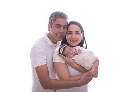 newborn recém nascido nascida baby bebê pequeno poucos dias novo nascimento book família foto mamãe mãe amarelo wrap enrolada pacotinho charutinho papai família pai brasília df'