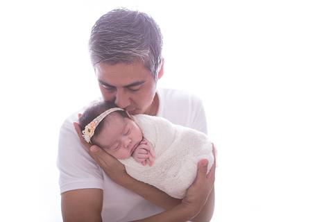 newborn recém nascido nascida baby bebê pequeno poucos dias novo nascimento book família foto mamãe mãe amarelo wrap enrolada pacotinho charutinho pai papai brasília df'