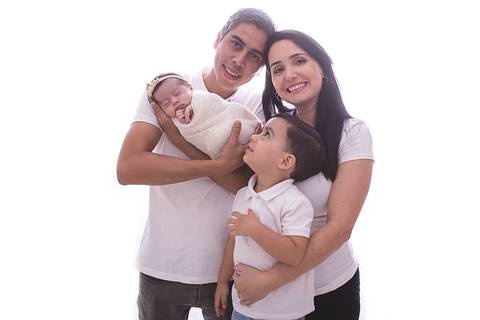 newborn recém nascido nascida baby bebê pequeno poucos dias novo nascimento book família foto mamãe mãe amarelo wrap enrolada pacotinho charutinho irmão irmãozinho olhando família papai mamãe pai mãe brasília df'