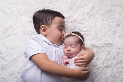 newborn recém nascido nascida baby bebê pequeno poucos dias novo nascimento book família foto mamãe mãe amarelo wrap enrolada pacotinho charutinho irmãozinho beijando cheirando irmão brasília df'