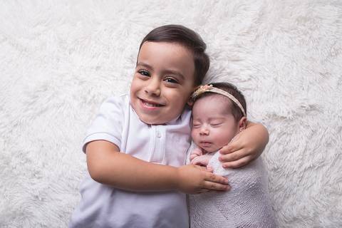 newborn recém nascido nascida baby bebê pequeno poucos dias novo nascimento book família foto mamãe mãe amarelo wrap enrolada pacotinho charutinho irmão sorrindo sorriso abraçando brasília df'