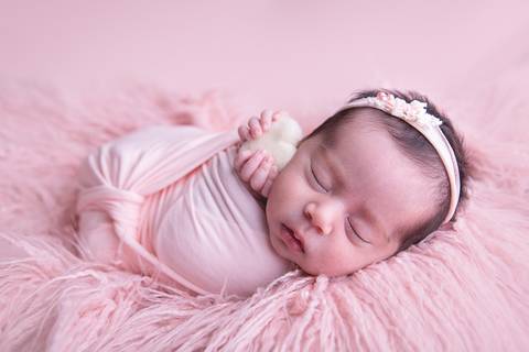 newborn recém nascido nascida baby bebê pequeno poucos dias novo nascimento book família  brasília df foto pacotinho wrap charutinho rosa pelo rosa falso flokati segurando coração'