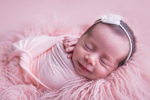 newborn recém nascido nascida baby bebê pequeno poucos dias novo nascimento book família foto pacotinho wrap charutinho rosa pelo rosa falso flokati segurando coração sorrindo brasília df'