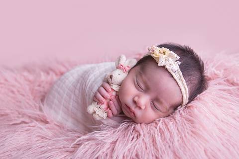 newborn recém nascido nascida baby bebê pequeno poucos dias novo nascimento book família foto pacotinho wrap charutinho rosa pelo rosa falso flokati segurando coração páscoa coelho brasília df'