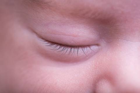 newborn recém nascido nascida baby bebê pequeno poucos dias novo nascimento book família foto pacotinho wrap charutinho rosa pelo rosa falso flokati segurando coração macro detalhe cílio brasília df'