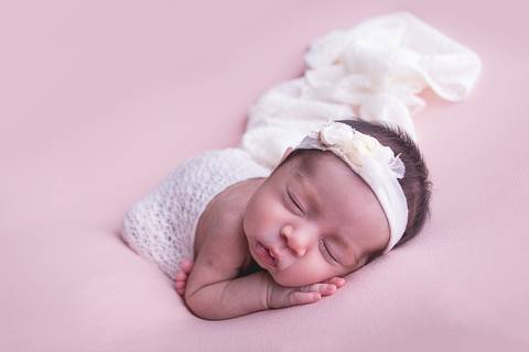 newborn recém nascido nascida baby bebê pequeno poucos dias novo nascimento book família foto pacotinho wrap charutinho rosa brasília df branco manta branca rosa taco pezinho'