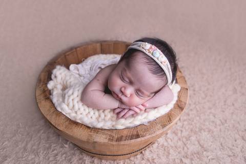 newborn recém nascido nascida baby bebê pequeno poucos dias novo nascimento book família foto pacotinho wrap charutinho rosa brasília df branco manta branca rosa taco pezinho pose mãozinha mão no queixo cesto tina madeira'