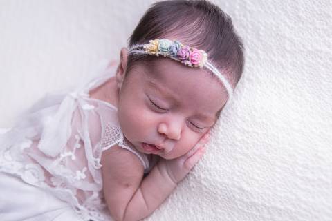 newborn recém nascido nascida baby bebê pequeno poucos dias novo nascimento book família foto pacotinho wrap charutinho rosa brasília df branco manta branca rosa taco pezinho manta branca branco headband colorida arco iris perfil'