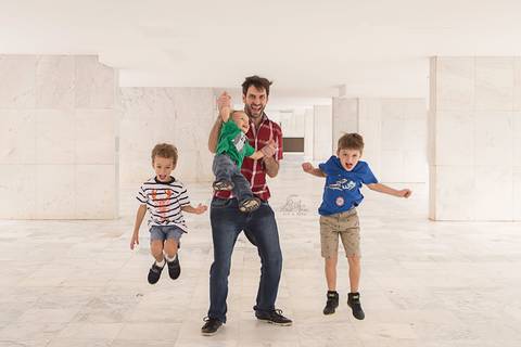 marquise asa sul embaixo do prédio bloco ensaio familia gestante book 5 filhos gêmeos twins grávida filhos e pai papai pulando felizes brasília df '