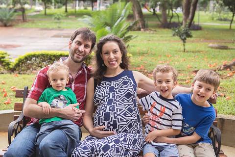 marquise asa sul embaixo do prédio bloco ensaio familia gestante book 5 filhos gêmeos twins grávida filhos e pai papai pulando felizes família reunida brasília df '