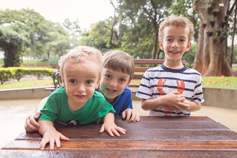 marquise asa sul embaixo do prédio bloco ensaio familia gestante book 5 filhos gêmeos twins grávida filhos e pai papai pulando felizes crianças chuva sem os pais brasília df '