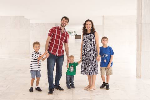 marquise asa sul embaixo do prédio bloco ensaio familia gestante book 5 filhos gêmeos twins grávida filhos e pai papai pulando felizes caminhando juntos de frente brasília df '