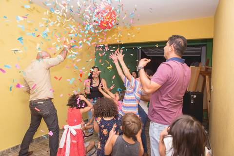 festa de brinquedos antigos  brasilia df balão de doces estourando'